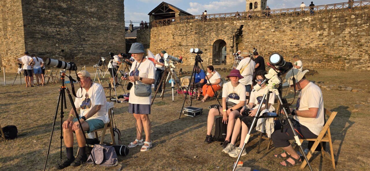 Personas observando un eclipse solar desde el Castillo de Ponferrada