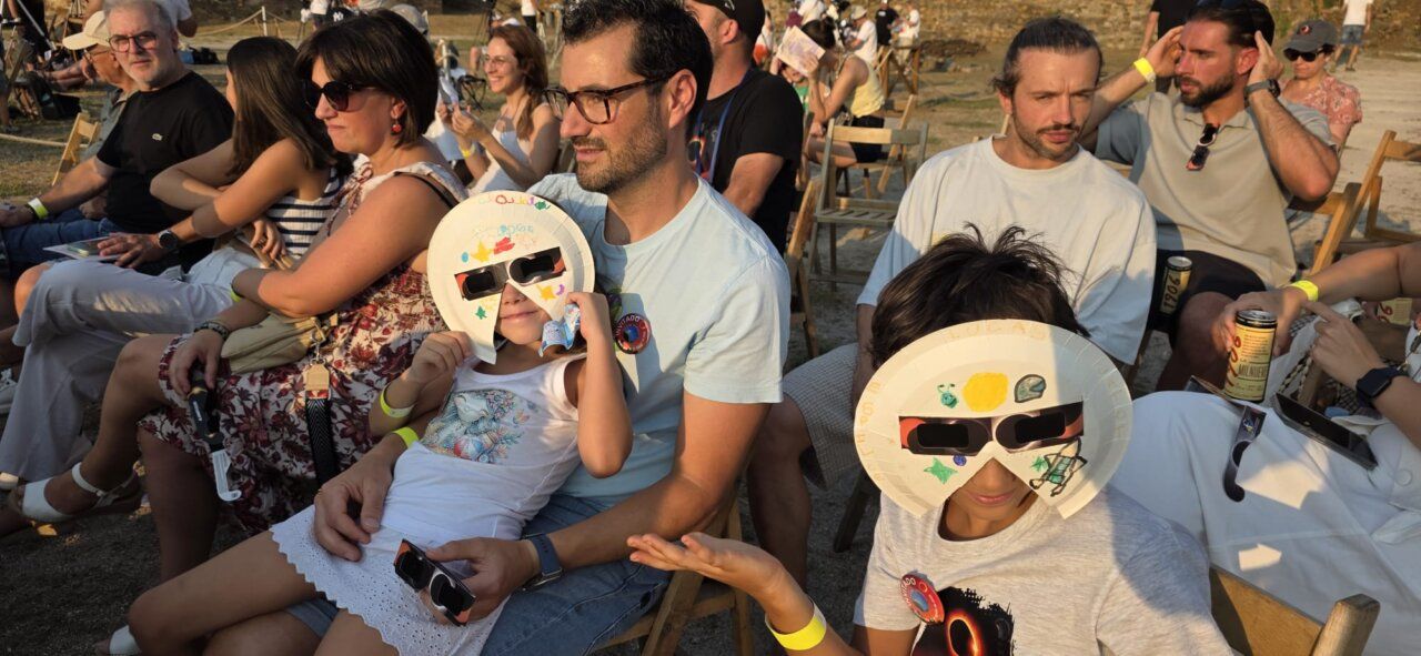 Familias observando el eclipse solar en el Castillo de Ponferrada