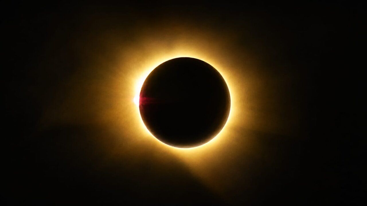 Eclipse solar visto desde el Castillo de Ponferrada con público presente.