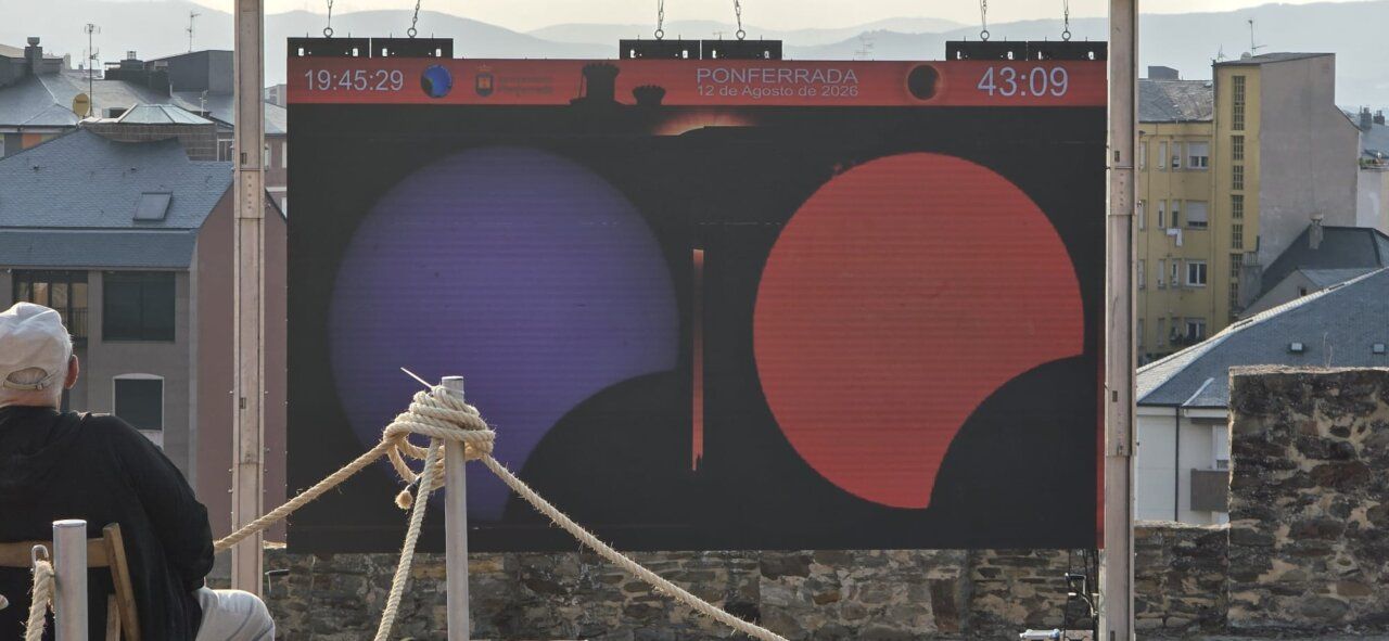 Pantalla mostrando el eclipse solar desde el Castillo de Ponferrada