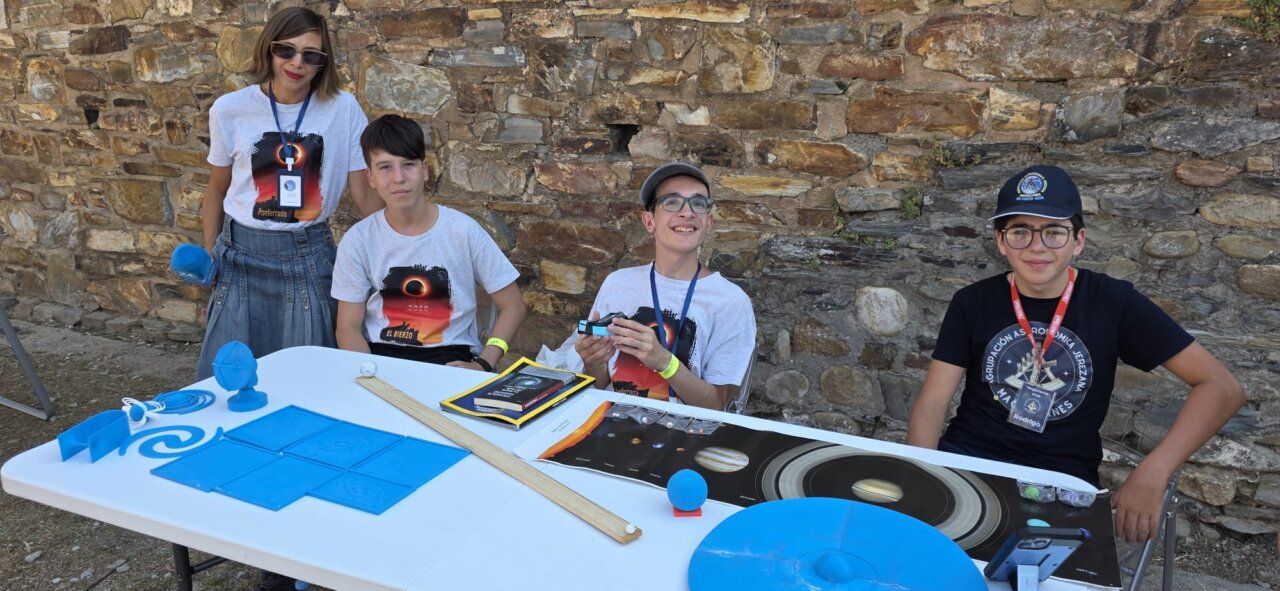 Grupo de jóvenes en el Castillo de Ponferrada durante el eclipse solar de 2026