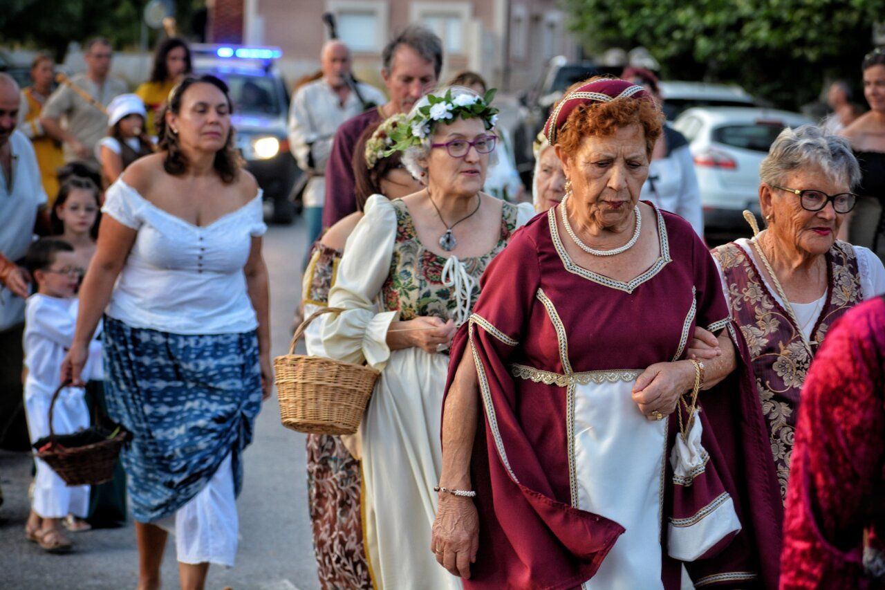 Grupo de personas vestidas con trajes medievales en un desfile