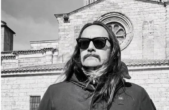 Daniel Buitrón en un evento sobre vino berciano y arte