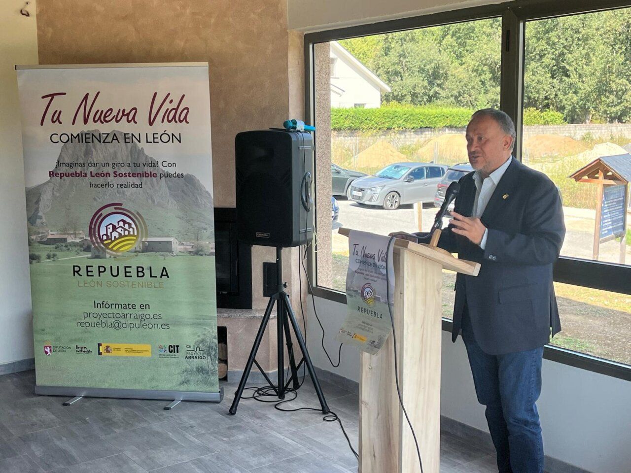 Evento de familias del programa Repuebla en Corullón con un ponente.