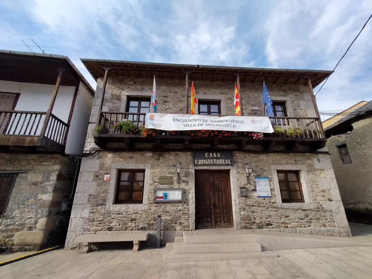 Casa Consistorial de Molinaseca durante el Encuentro de Tamboriteros
