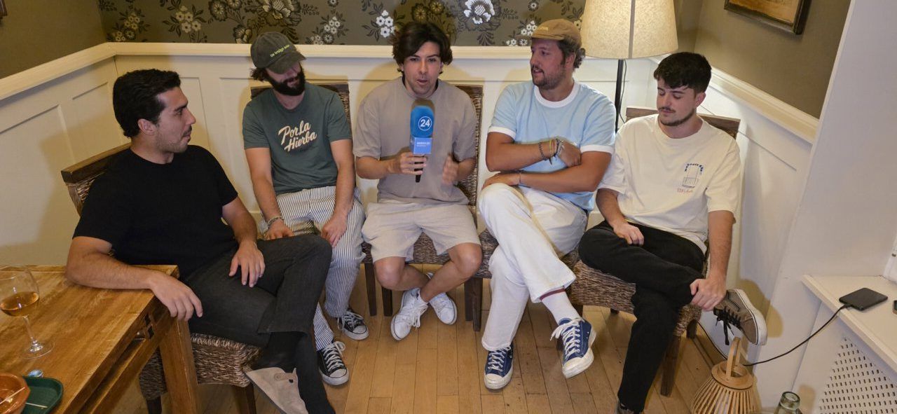 Pablo y la banda Pavlenha durante una entrevista en un local