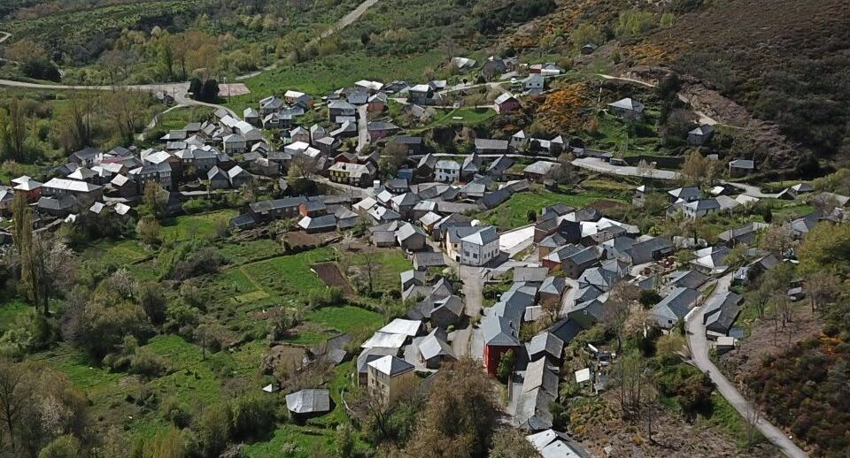 Vista aérea del pueblo de Espina de Tremor en un día soleado