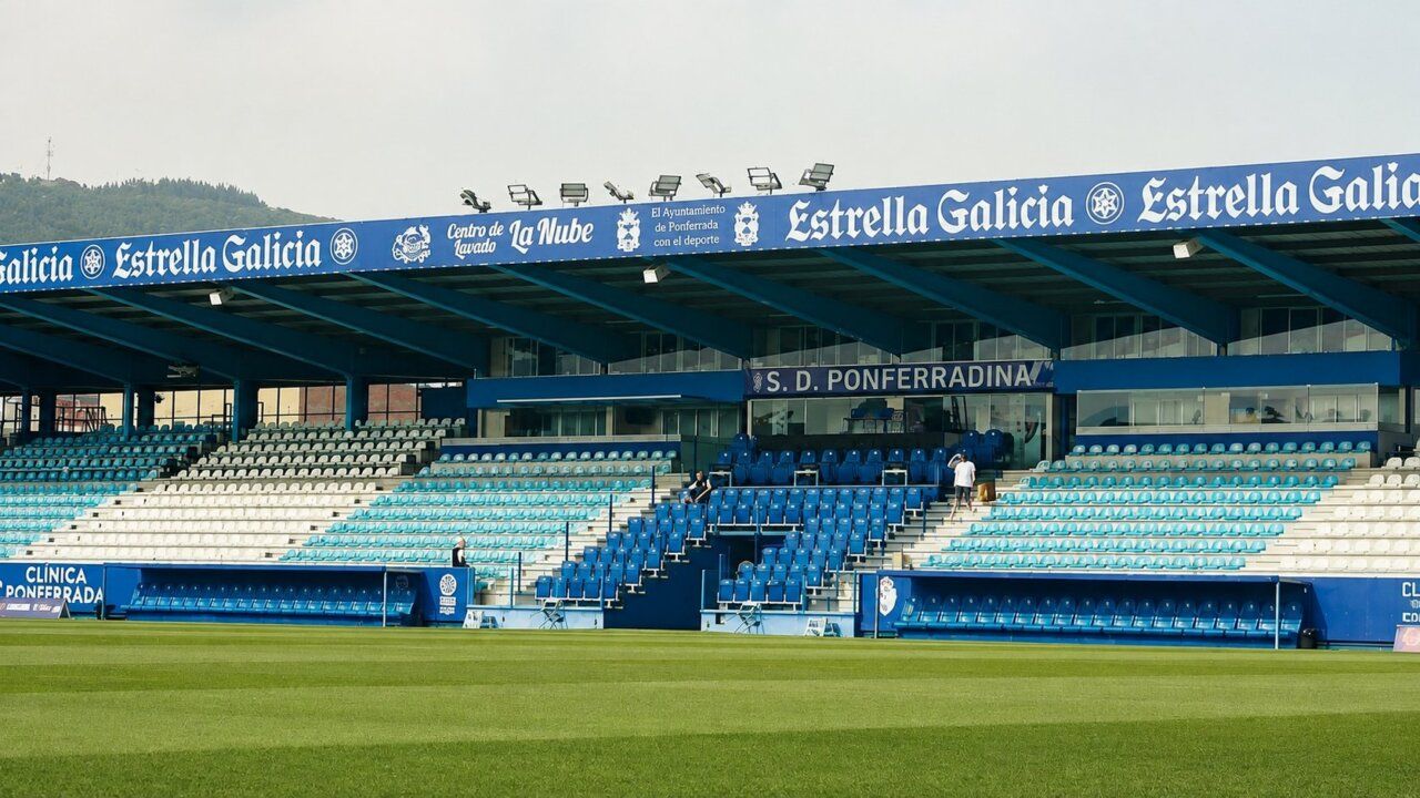 Vista del estadio El Toralín en Ponferrada con gradas vacías