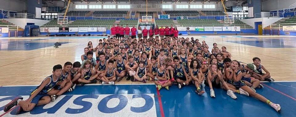 Grupo de jóvenes participantes en el Campus de Baloncesto en Ponferrada
