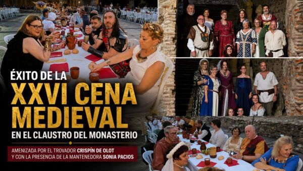 Participantes en la XXVI Cena Medieval en el claustro del Monasterio de Carracedo