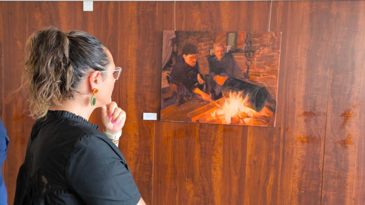 Visitante observando una pintura en la exposición de Asprona Bierzo.