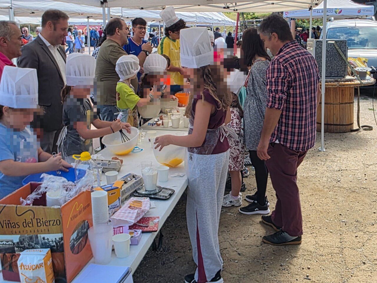 Niños participando en actividades de cocina en la feria agroalimentaria