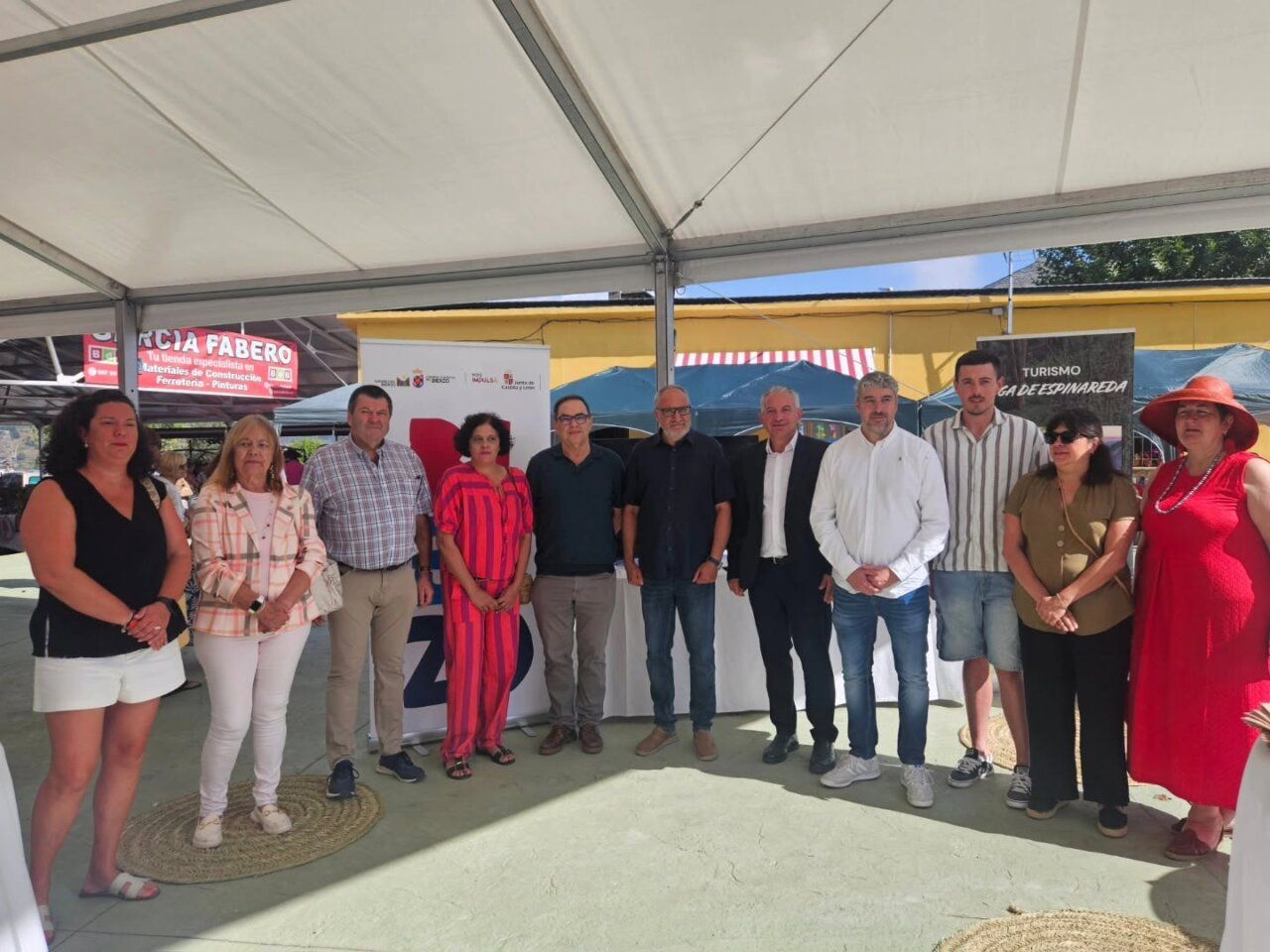 Grupo de personas en la Feria de El Espino en Vega de Espinareda