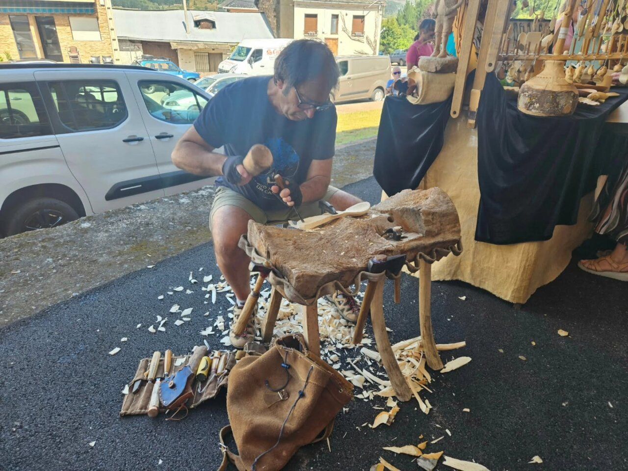 Artesano tallando madera en la Feria de El Espino