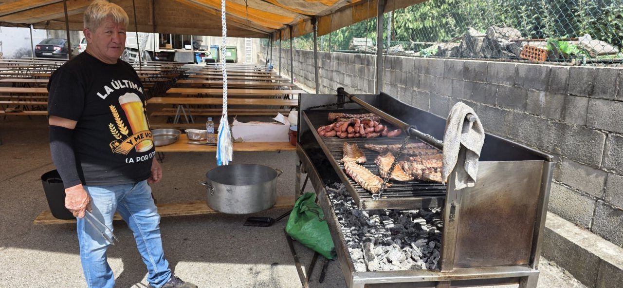 Hombre asando carne en la XXIII Feria del Ajo de San Miguel de las Dueñas