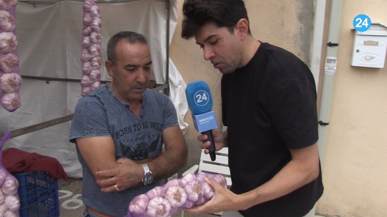Dos hombres conversando sobre ajos en la Feria del Ajo