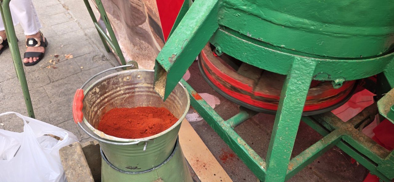 Proceso de molienda de ajo en la Feria del Ajo de San Miguel de las Dueñas