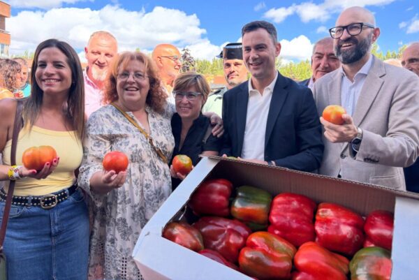 Personas sosteniendo tomates en la Feria del Tomate de Mansilla de las Mulas