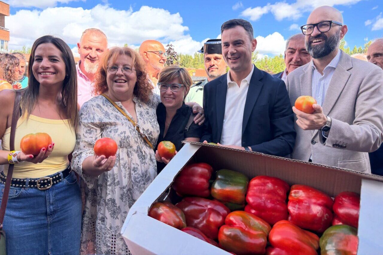 Personas sosteniendo tomates en la Feria del Tomate de Mansilla de las Mulas