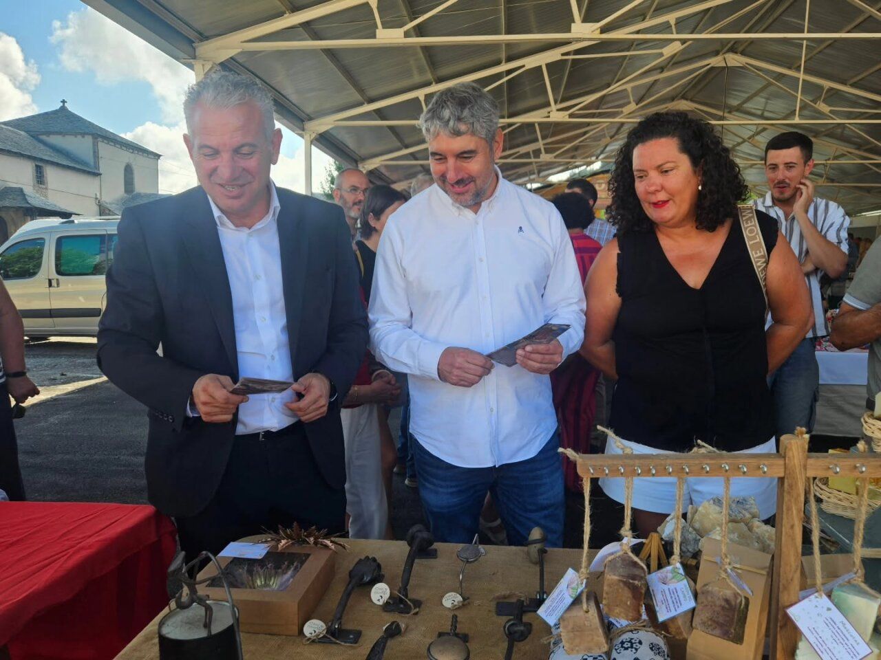 Visitantes en la Feria de El Espino observando productos artesanales