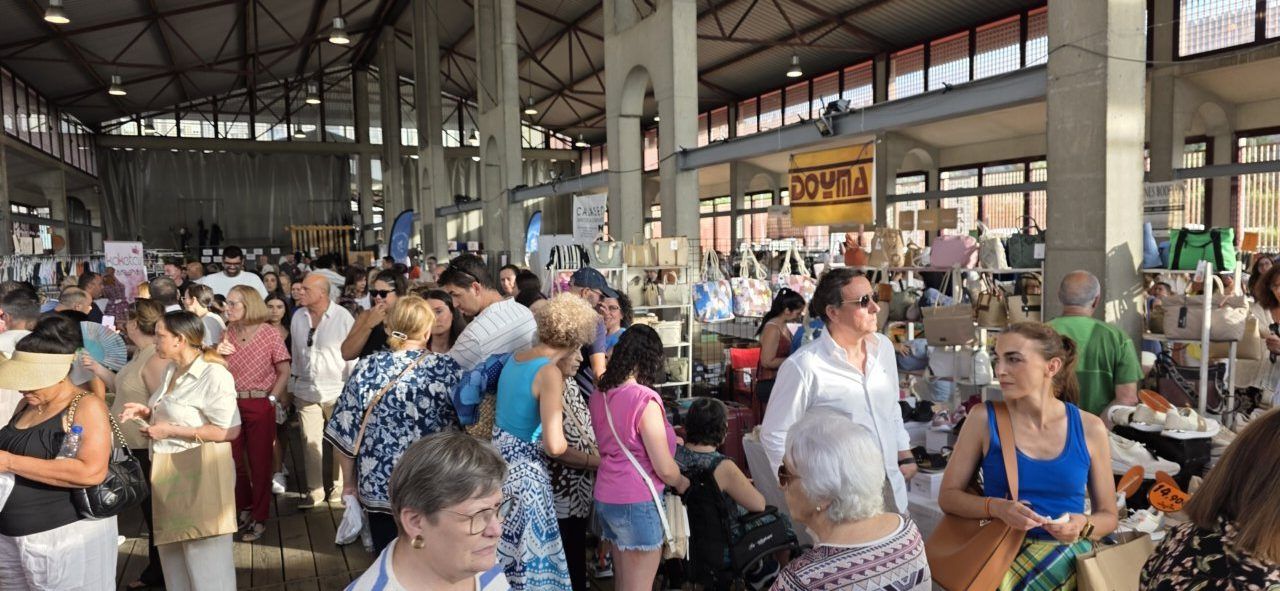 Multitud de personas en la Feria de las Rebajas en Ponferrada