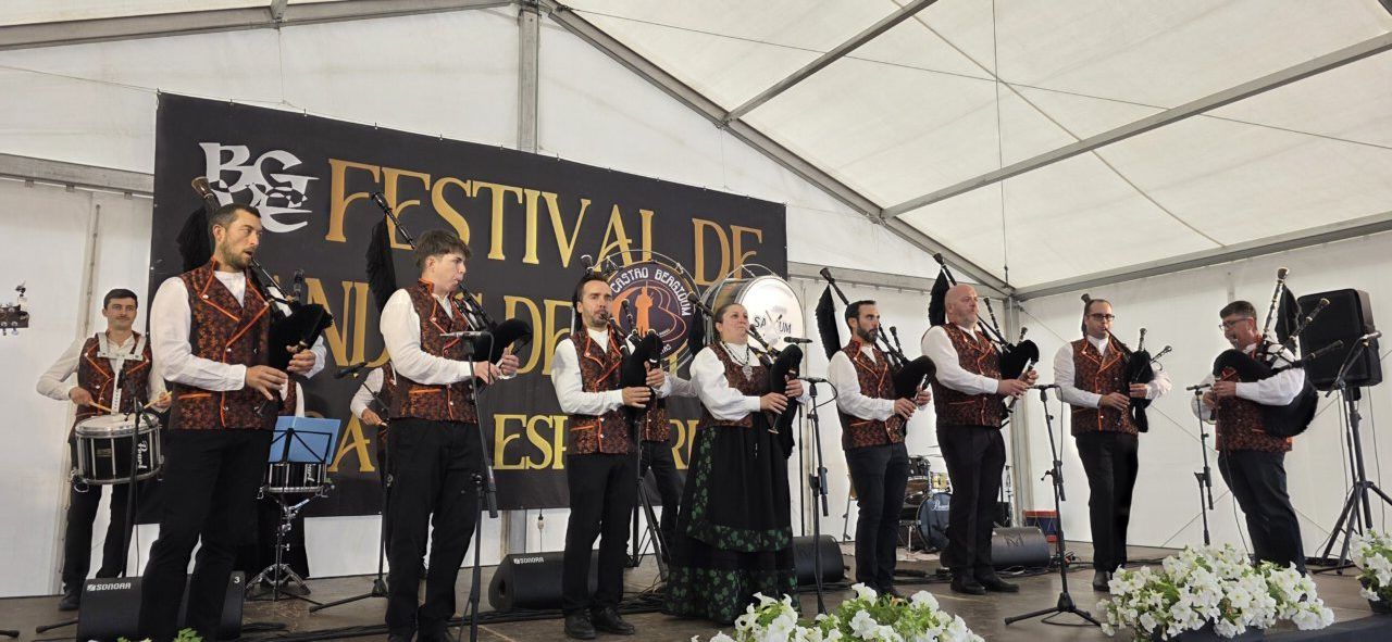 Músicos tocando gaita en el Festival de Gaitas de Vega de Espinareda