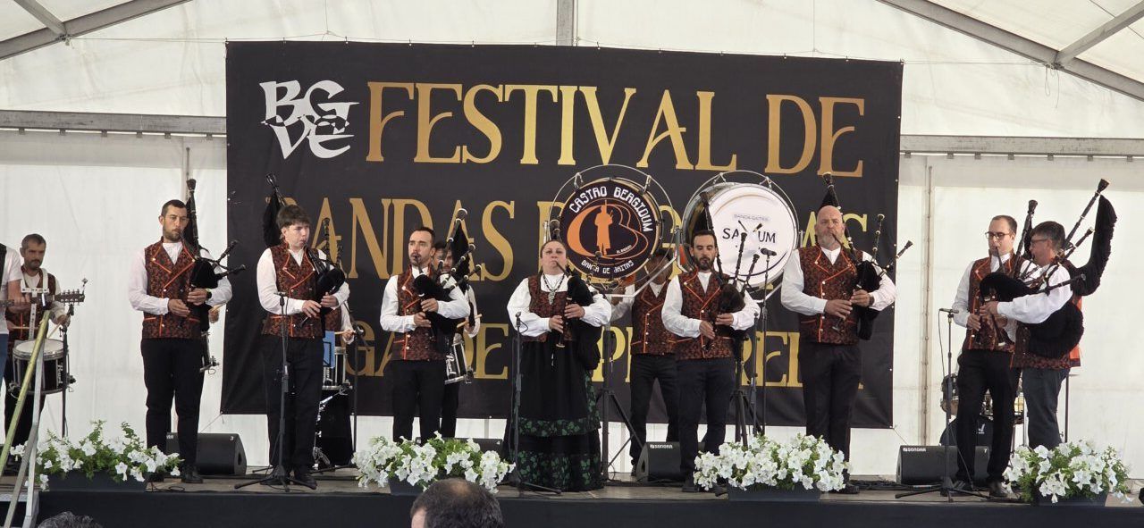 Actuación de una banda de gaitas en el festival de Vega de Espinareda
