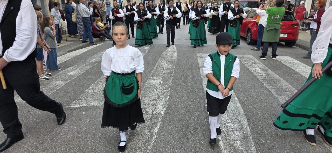 Niños vestidos con trajes tradicionales en el Festival de Gaitas