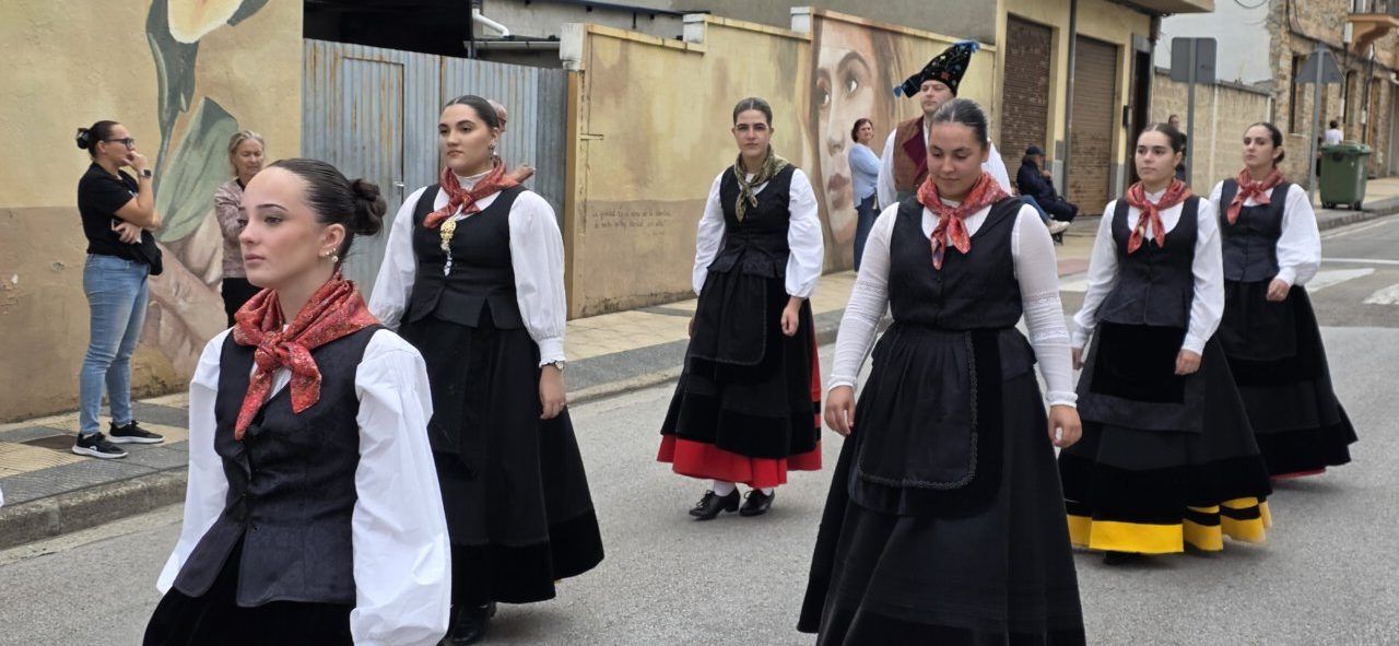 Mujeres con trajes tradicionales en el desfile del Festival de Gaitas