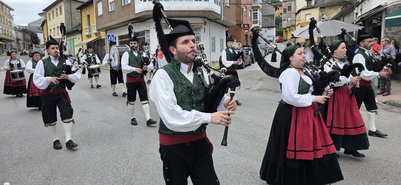Participantes del Festival de Gaitas en Vega de Espinareda tocando instrumentos tradicionales