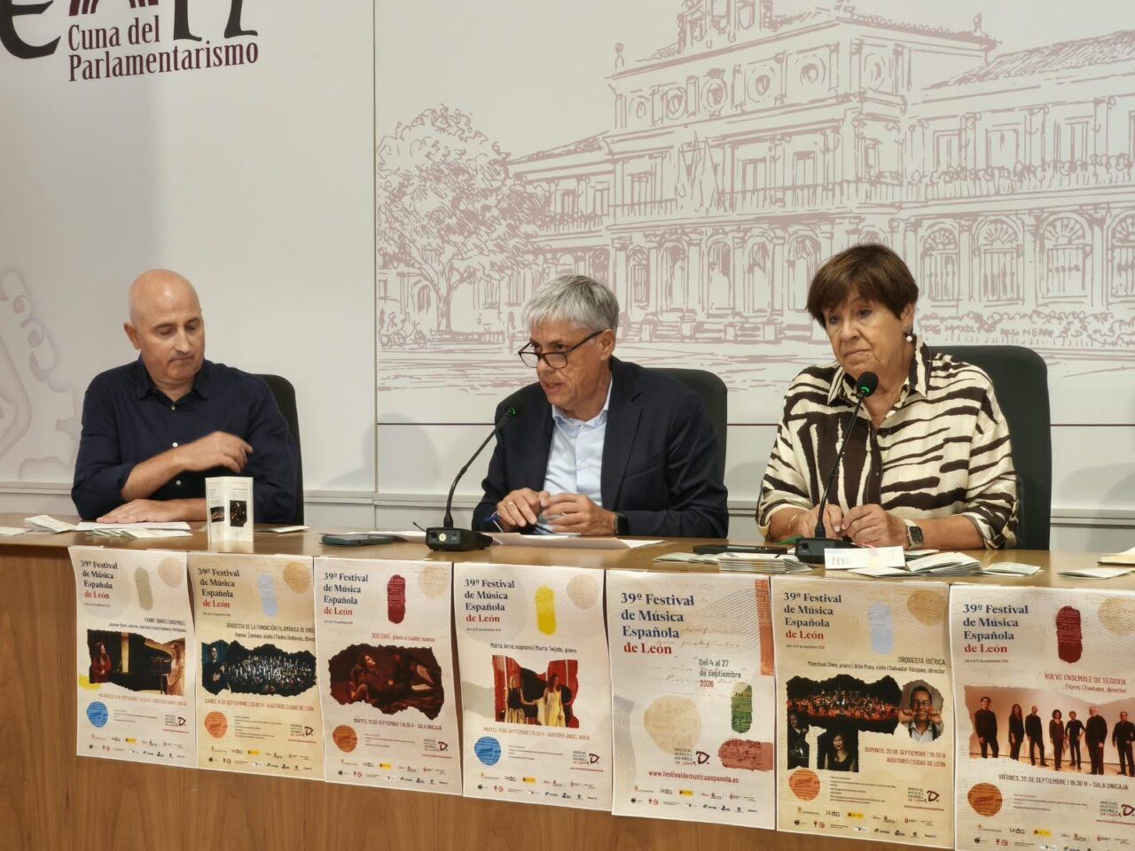 Presentación del 39º Festival de Música Española en León con tres ponentes.