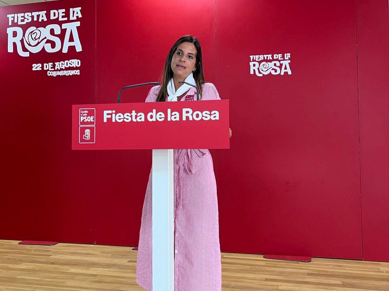 Mujer hablando en un podio durante la Fiesta de la Rosa del PSOE