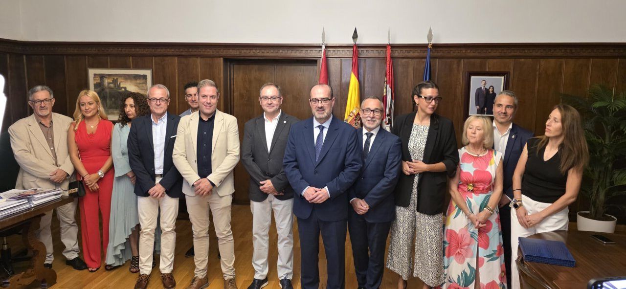 Grupo de personas en la presentación del pregón de las Fiestas de La Encina en Ponferrada