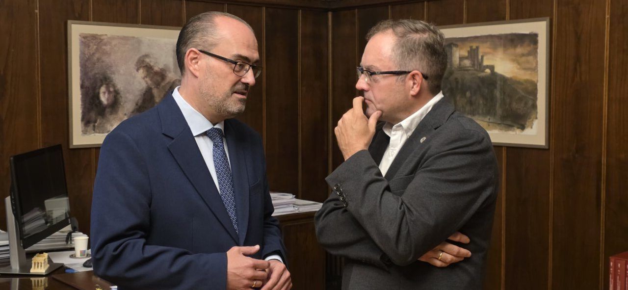 Dos hombres conversando en un ambiente festivo de Ponferrada