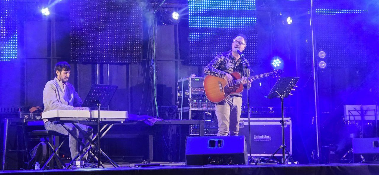 Actuación en vivo de The Duet en la Plaza Fernando Miranda