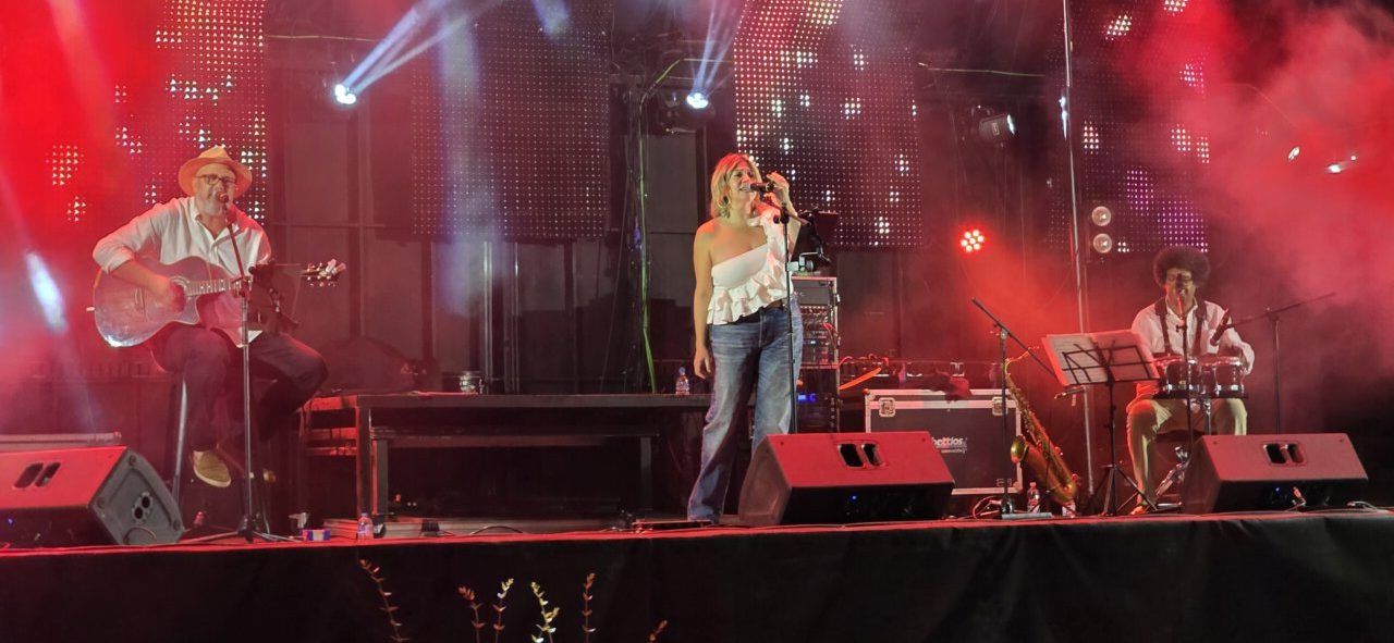 Actuación de Papa Candela en la Plaza Fernando Miranda durante las fiestas