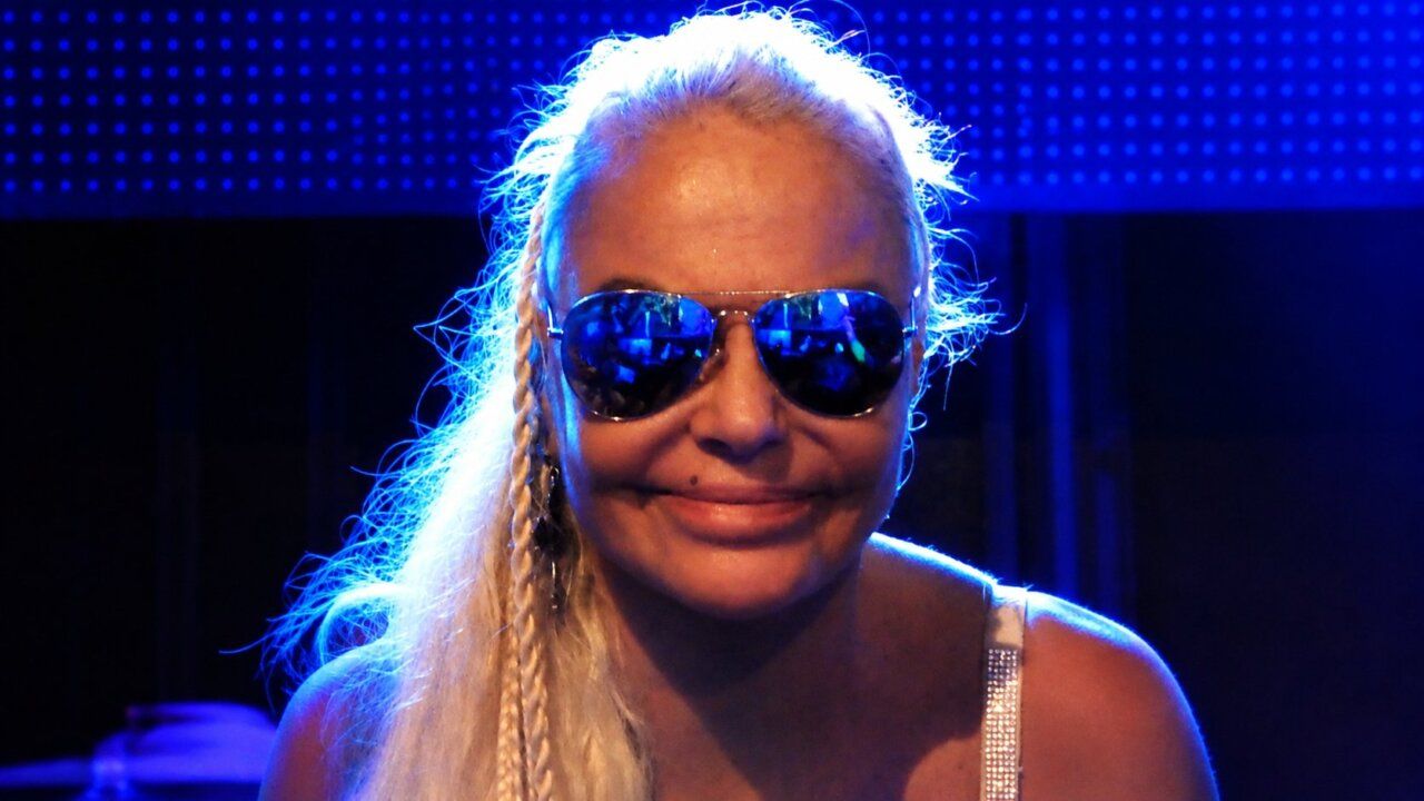 Leticia Sabater en el escenario durante las fiestas de Molinaseca