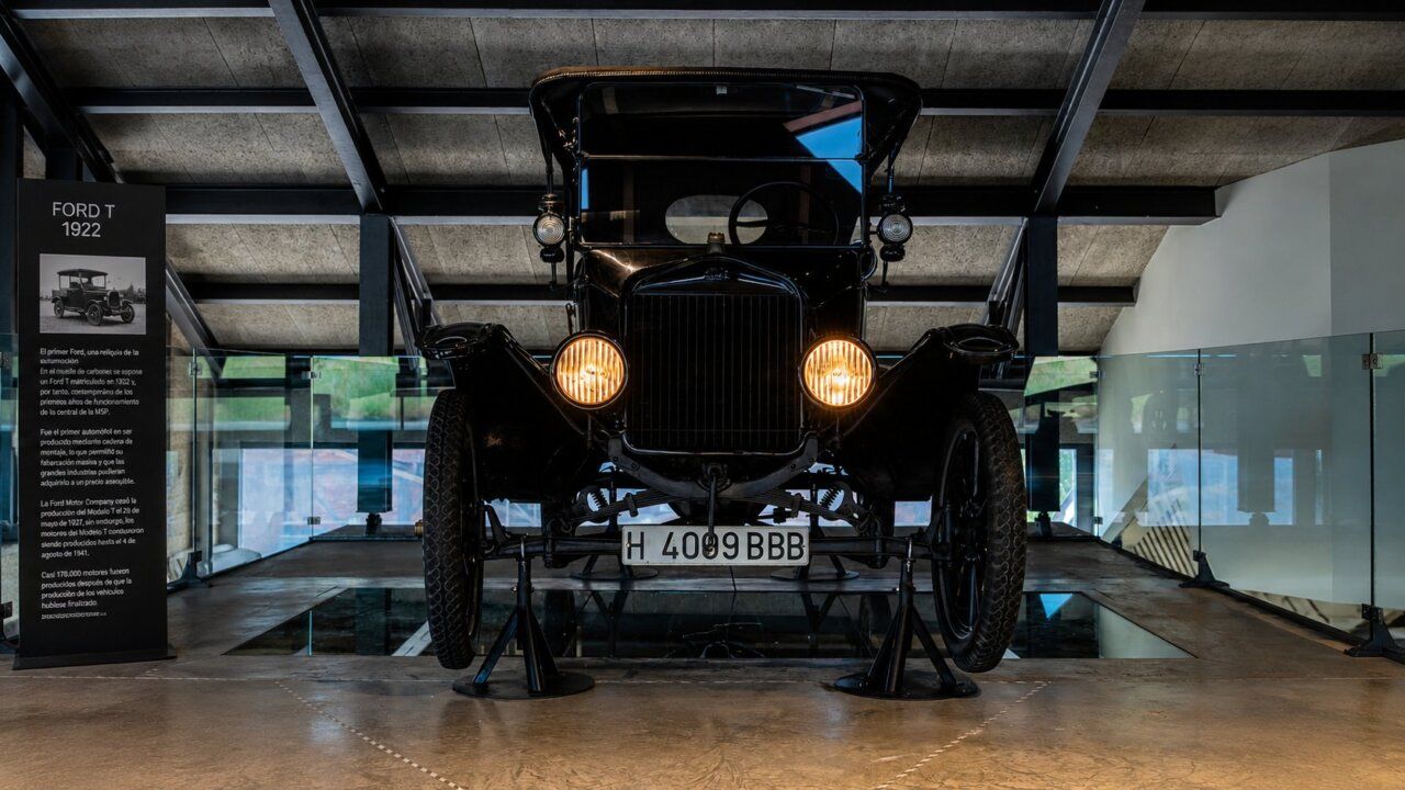 Ford T de 1922 exhibido en el muelle de carbones