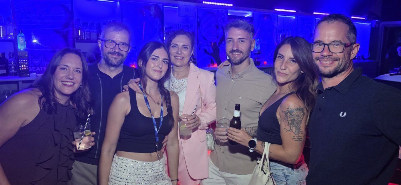 Grupo de personas disfrutando en Beats Dance Club durante las fiestas de Fabero