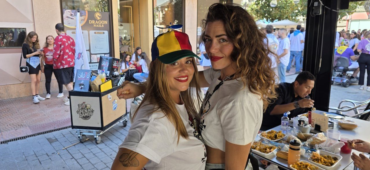 Dos mujeres sonrientes en la III Concentración de Peñas en Ponferrada