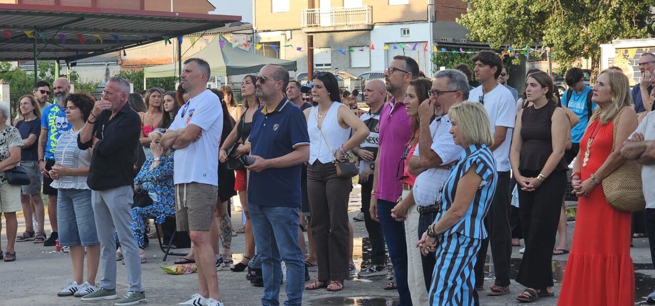 Asistentes emocionados durante el pregón de las fiestas en Fuentesnuevas