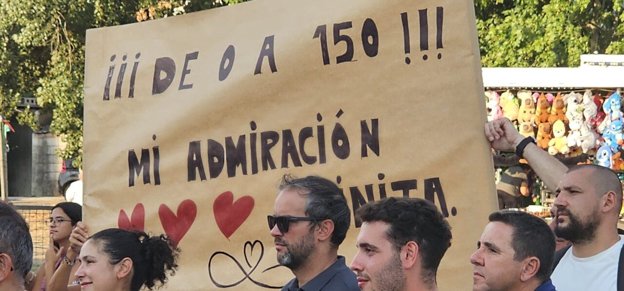 Grupo de personas sosteniendo un cartel en las fiestas de Fuentesnuevas