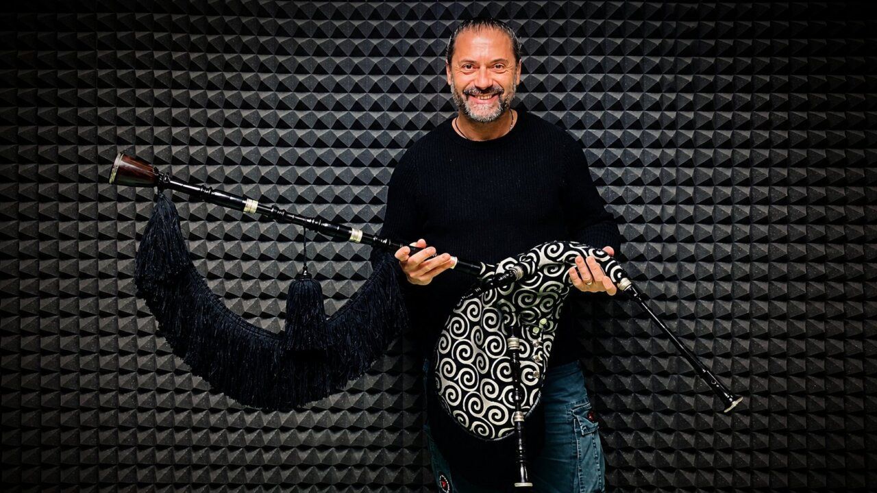 Jorge Prada sosteniendo una gaita tradicional en un estudio de grabación