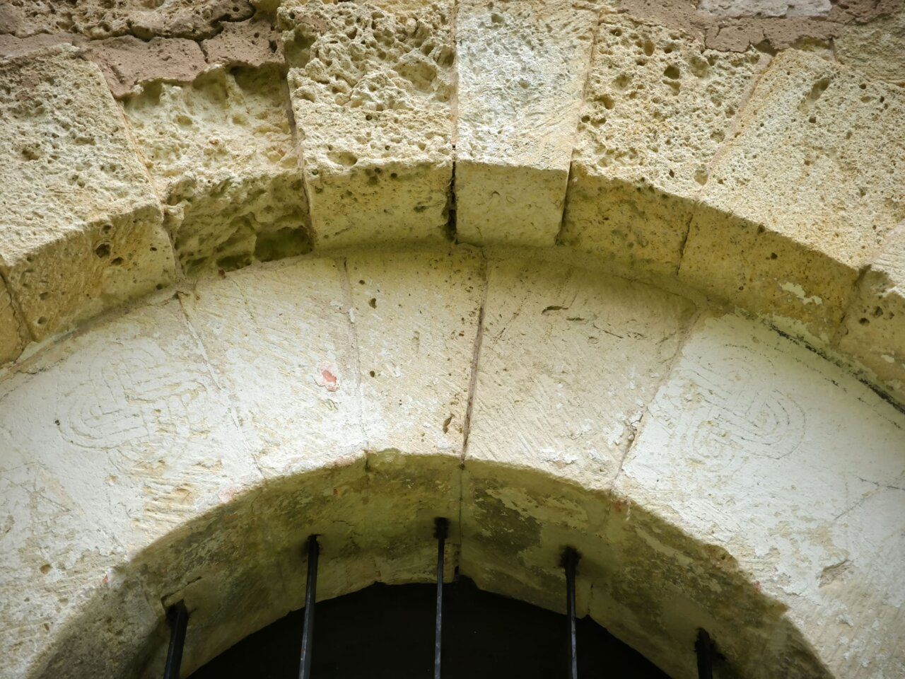Detalle de grafitis en la iglesia de San Pedro de Tejada en Burgos