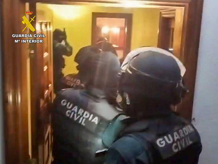 Agentes de la Guardia Civil durante una operación de detención en un domicilio.