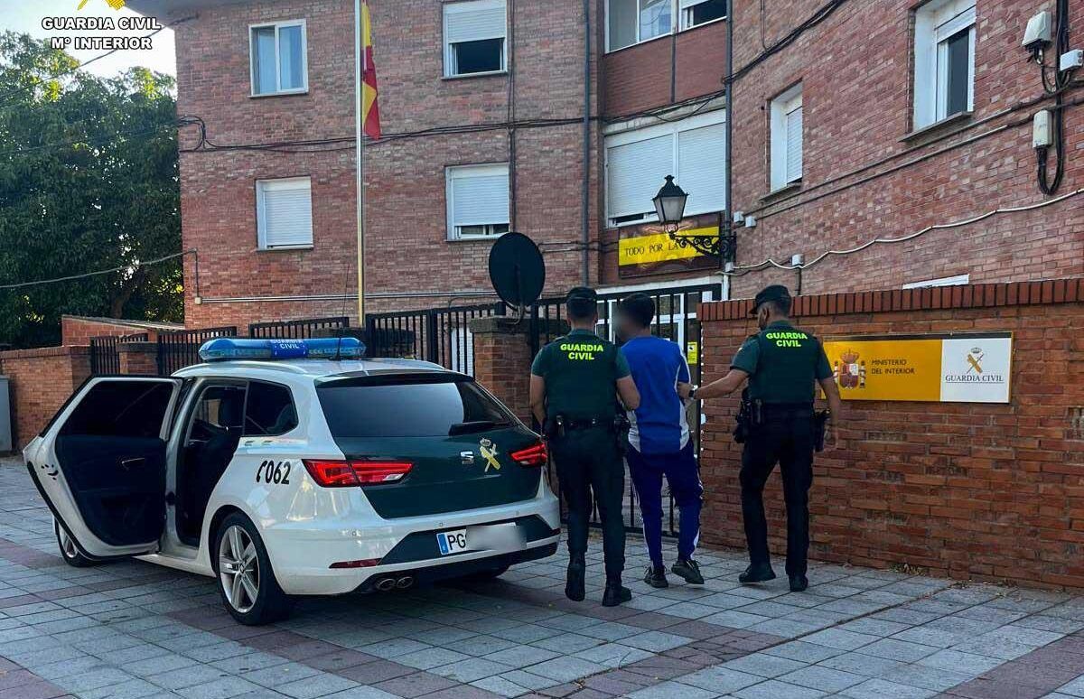 Agentes de la Guardia Civil deteniendo a un sospechoso en la calle