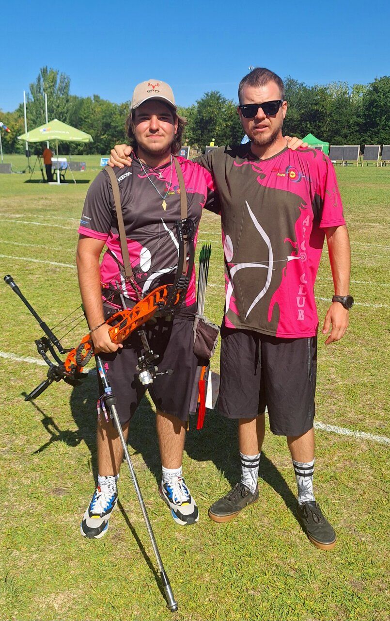 Héctor y Alex posando en un evento de tiro con arco en Cacabelos