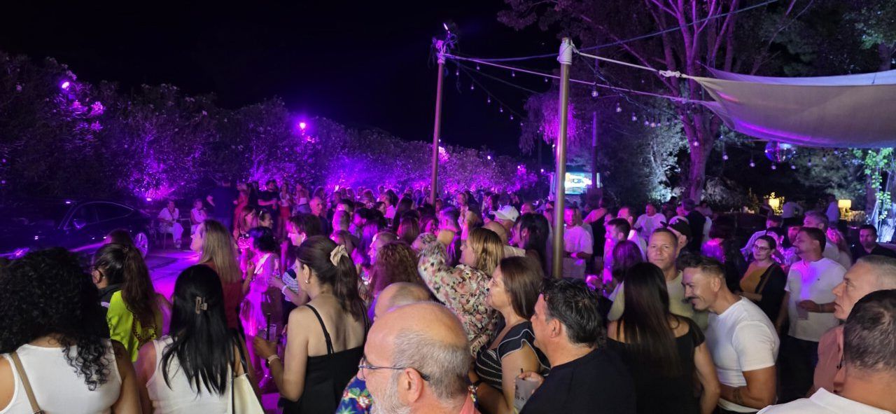 Multitud disfrutando en la Terraza Malumba durante el homenaje a Ángela Show