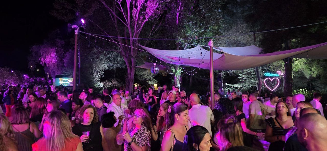 Multitud de personas disfrutando en la Terraza Malumba durante el homenaje a Ángela Show