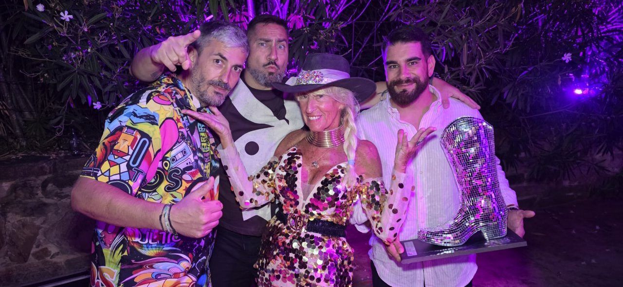 Grupo de personas celebrando el homenaje a Ángela Show en la Terraza Malumba